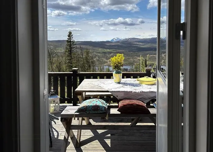 Modernized Log With Views Of The Mountains Semesterbostad