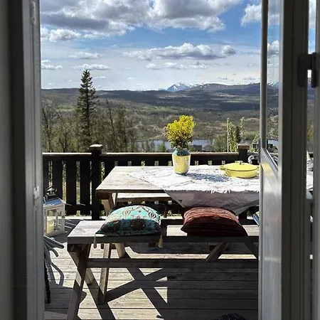 Modernized Log With Views Of The Mountains Semesterbostad